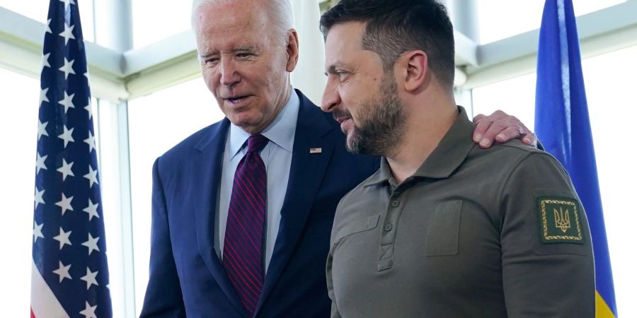 Joe Biden und Wolodymyr Selenskyj unterhalten sich vor einer Arbeitssitzung zur Situation in der Ukraine während des G7-Gipfels im Mai.