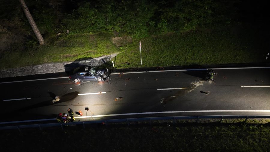 Die Fahrzeuge mussten abgeschleppt werden.