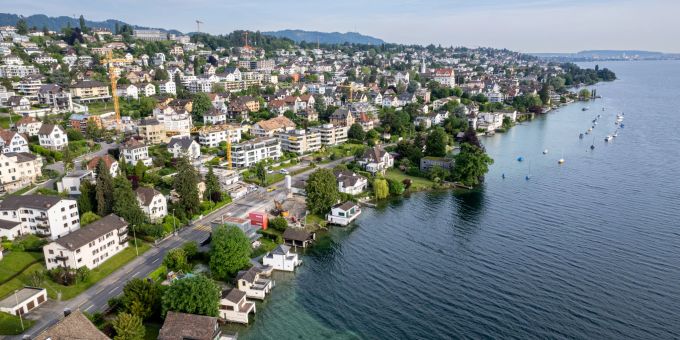 Luftaufnahme der Gemeinde Thalwil. Thalwil von oben