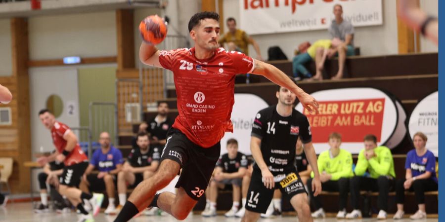 Leon Bucher wird vom Gegenspieler hart angegangen.