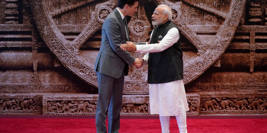 Indiens Premierminister Narendra Modi (r) begrüsst seinen kanadischen Amtskollegen Justin Trudeau anlässlich des G20-Gipfels in Neu Delhi.