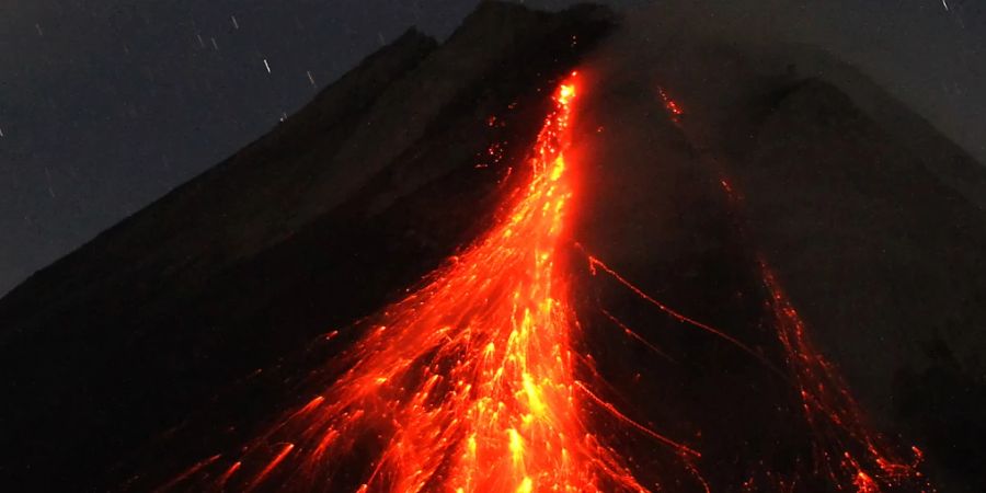 Der Berg Merapi spuckt vulkanisches Material aus, gesehen vom Dorf Tunggul Arum, Sleman, Yogyakarta. Foto: Angga Budhiyanto/ZUMA Press Wire/dpa