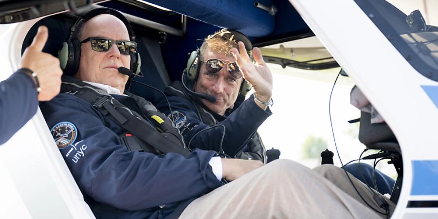 Bereit zum Abflug: Prinz Albert II. von Monaco (l.) und der Westschweizer Solarpionier Raphael Domjan (r.) an Bord eines kleinen Elektroflugzeugs.