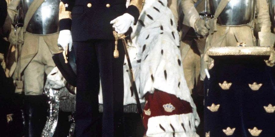 Schwedens König Carl XVI. Gustaf in voller Admiralsuniform, nachdem er den Thron von seinem Vater Gustav VI. übernommen hat (1973).