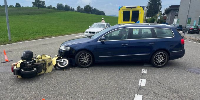 Niederwil: Unfall zwischen Roller und Auto. Niederwil: Unfall