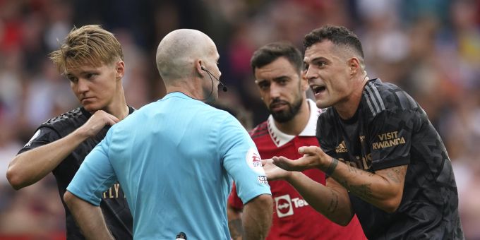 Arsenals Granit Xhaka diskutiert mit Schiedsrichter Paul Tierney. Premier League Granit Xhaka