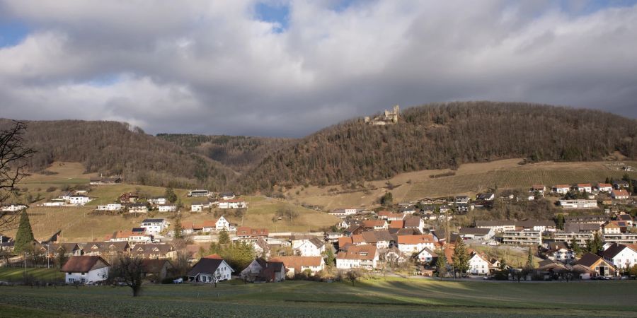 Im Dorfzentrum Thalheim zweigt die Polenstrasse hinauf zum Berghof Schenkenberg ab.