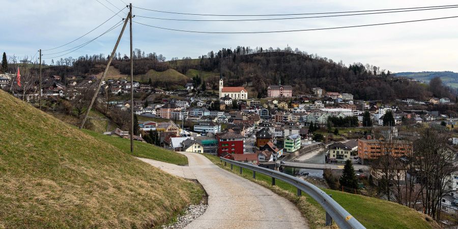 Blick in Richtung Osten auf Wolhusen mit der katholischen Kirche, dem Josefshaus hinten links und rechts der Emme.