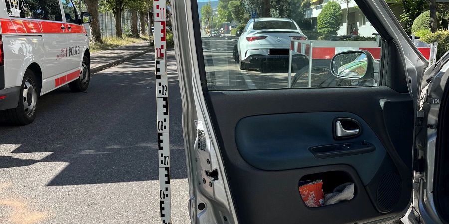 Bottmingen BL: Velolenker kollidiert mit Autotür