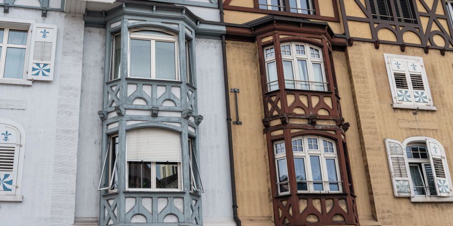 Alte Häuserfassade an der Bahnhofstrasse in Wolhusen.