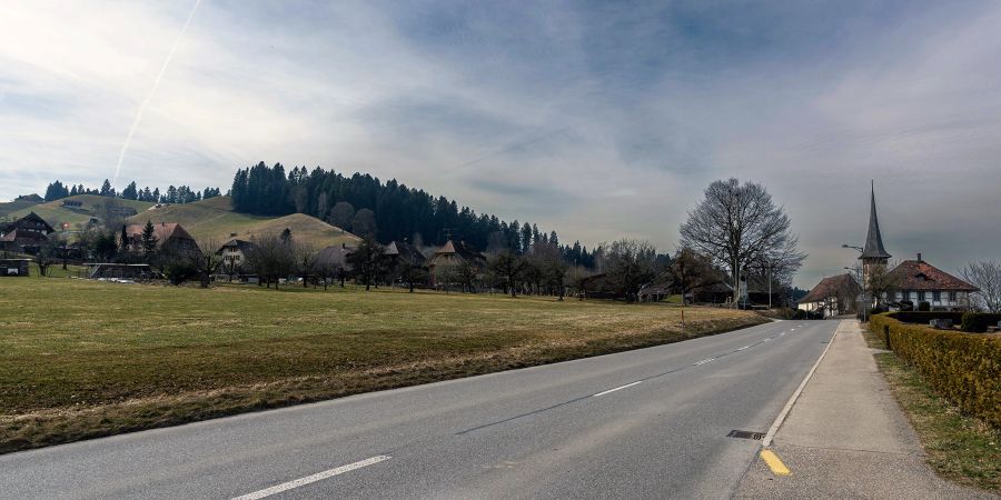 Das Dorf Rüderswil mit der Dorfstrasse.