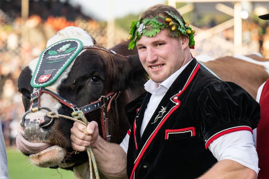 Joel Wicki strahlt mit dem Siegermuni Magnus.