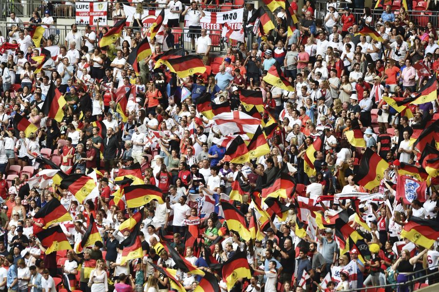 Über 87'000 Fans verfolgen das Endspiel im Wembley-Stadion.