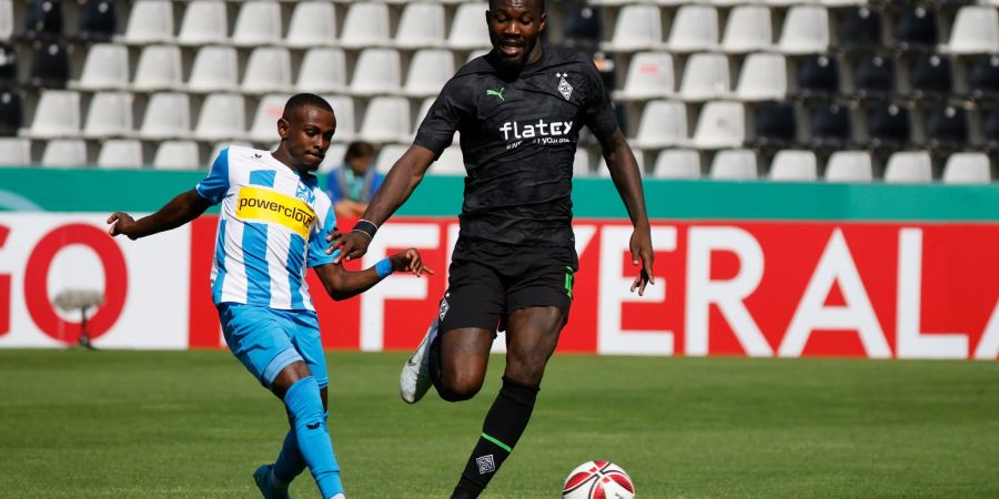 Traf in Oberachern dreifach: Mönchengladbachs Marcus Thuram (r).