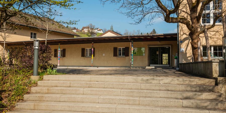 Das Schulhaus Haselhalden in der Tösstaler Gemeinde Bauma.