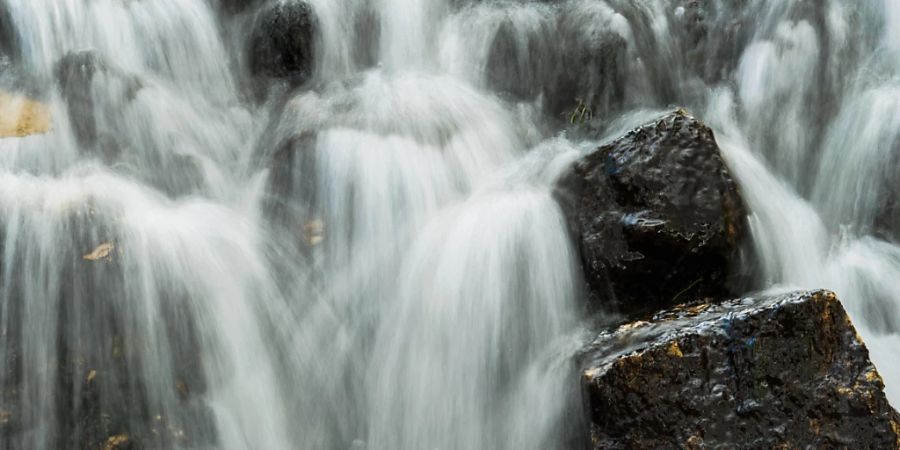 Im Allgäu sind am Samstag mehrere Menschen von einem Fluss mitgerissen worden. Zuvor hatte ein heftiges Gewitter den Fluss rasch ansteigen lassen. (Symbolbild)