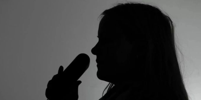 Eine junge Frau greift zum Telefon. (Symbolbild) telefon