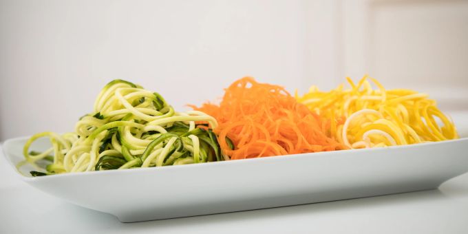 Wenn die Zucchetti oder die Karotte als Spaghetti daherkommt: In der rohköstlichen Küche geht es oft kreativ zu. Zucchetti Karotte Spaghetti Rohkost
