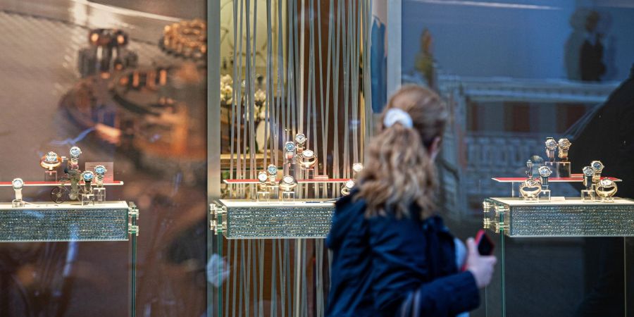 Eine Passantin vor einer Boutique des Schweizer Uhrenhersteller Omega in Hamburg.