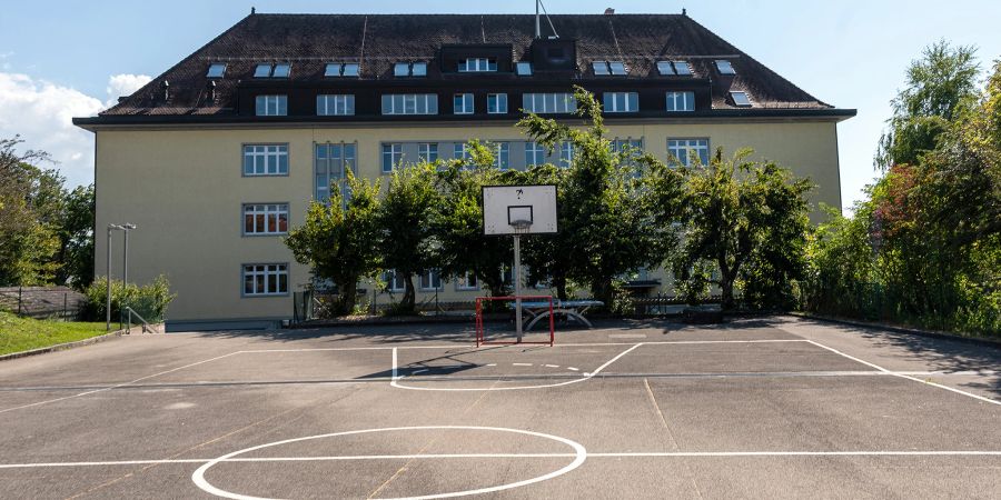 Die Schulanlage Düdingen mit dem Primarschulhaus Gänsenberg im Hintergrund.