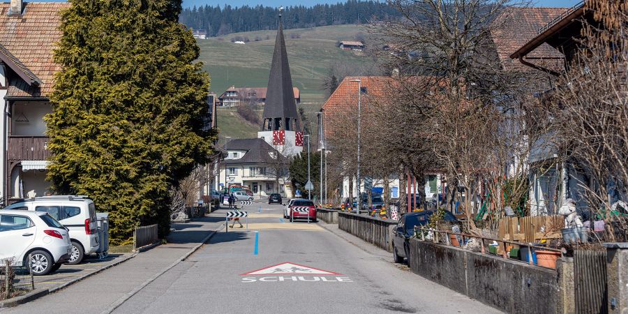 Die Bahnhofstrasse in Zäziwil. Hinten in der Mitte das Gemeindehaus und der Kirchturm der evangelisch-reformierten Kirche.