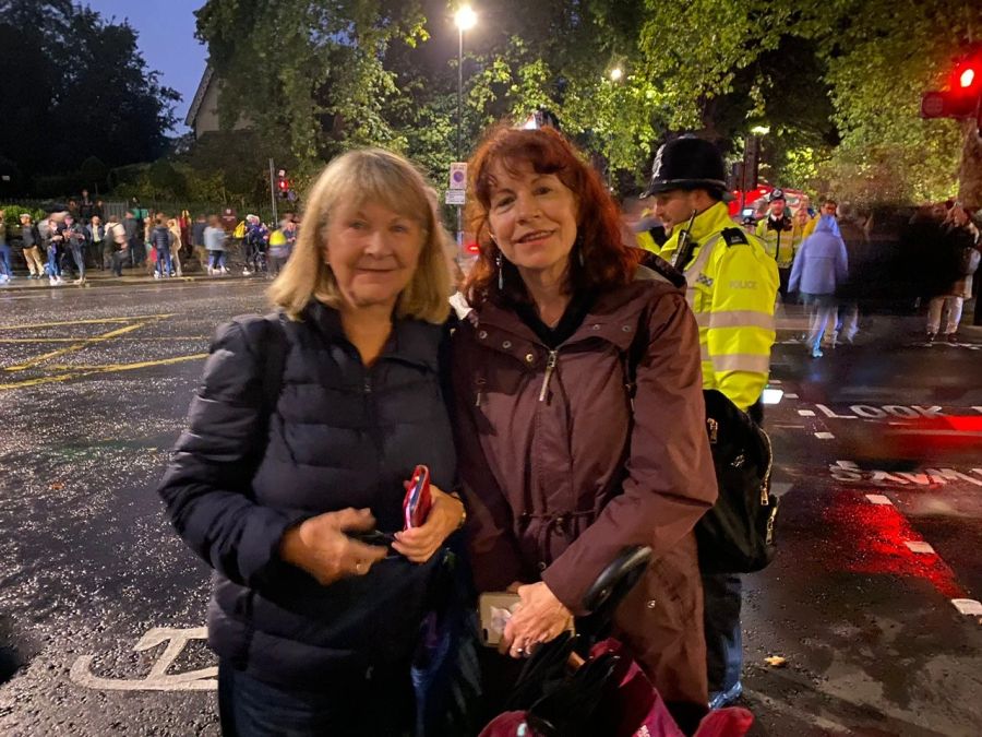 Warteten vier Stunden mit Stühlen und Regenschirm: Penny (l., 73) und Jude (73) aus West London.