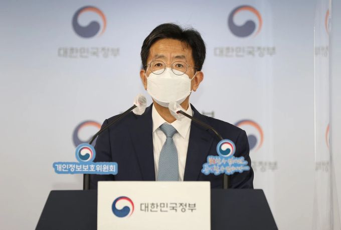 Yang Cheongsam von der Koreanischen Kommission zum Schutz persönlicher Daten (PIPC) verliest das Urteil in Seoul. Google und Meta müssen insgesamt rund 69 Millionen Franken bezahlen. Google Meta Geldstrafen