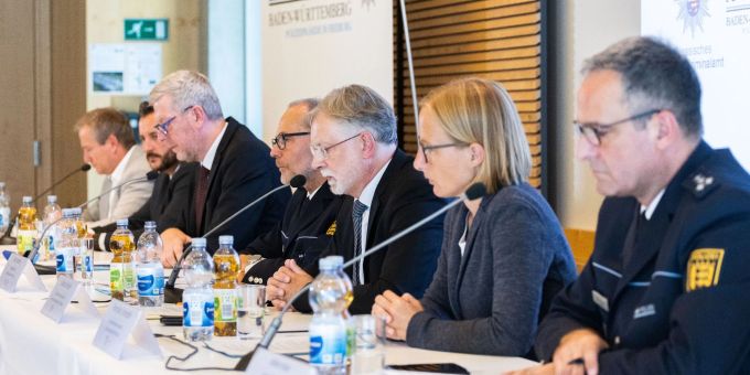 Die Ermittlungsbehörden informieren während einer Pressekonferenz zum Tod der 14-Jährigen aus Gottenheim bei Freiburg. Die Ermittlungsbehörden informieren während einer Pressekonferenz zum Tod der 14-Jährigen aus Gottenheim bei Freiburg.