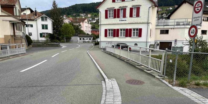 Ein betrunkener Velolenker stürzt zu Boden und verletzt sich dabei leicht.