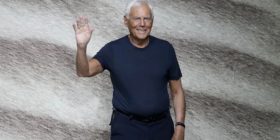 ARCHIV - Medienberichten zufolge flüchtete Modeschöpfer Armani wegen der Brände von seiner Luxusvilla auf eine Jacht. (Archivbild) Foto: Luca Bruno/AP/dpa