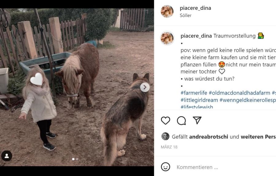 Dina Rossi und ihre Tochter spielen mit einem Pony.