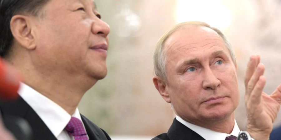 ARCHIV - HANDOUT - Wladimir Putin, Präsident von Russland, trifft Xi Jinping, Präsident von China, im Kreml. Foto: -/Kreml/dpa - ACHTUNG: Nur zur redaktionellen Verwendung und nur mit vollständiger Nennung des vorstehenden Credits