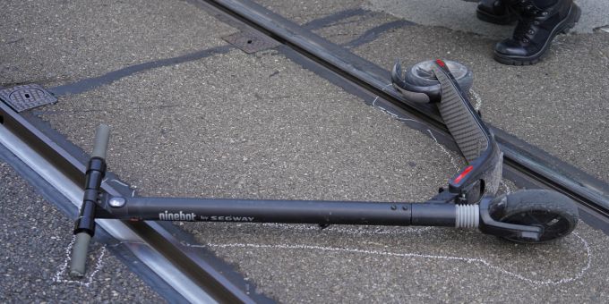 In Zürich - E-Trotti-Fahrerin (18) knallt in Tram – verletzt