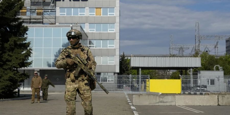 ARCHIV - Ein russischer Soldat steht auf dem Gelände des Kernkraftwerks Saporischschja. Foto: Uncredited/AP/dpa