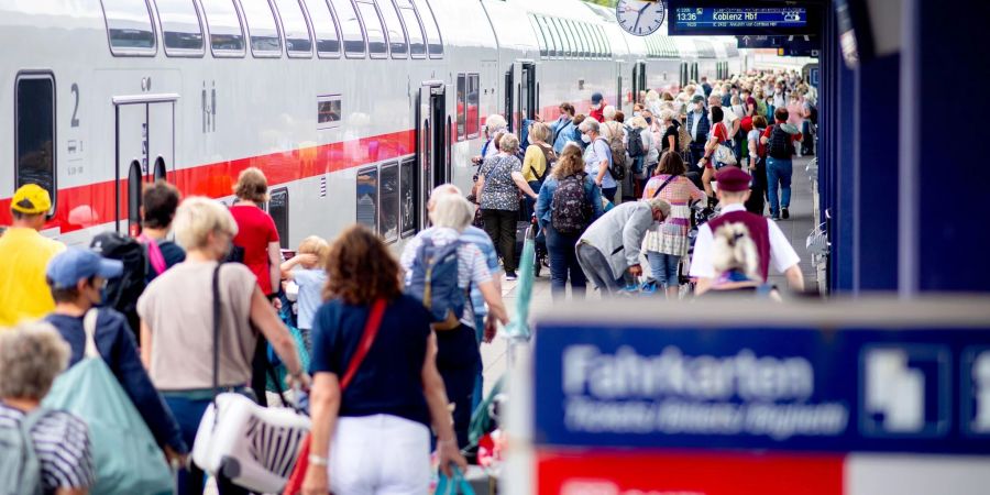 Laut dem Statistischen Bundesamt reisten durch das 9-Euro-Ticket deutlich mehr Menschen mit dem Zug in deutsche Tourismusregionen.