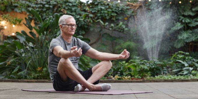 Es ist nie zu spät, um mit einer Sportart zu beginnen. Mann Senior Yoga Meditation Sport