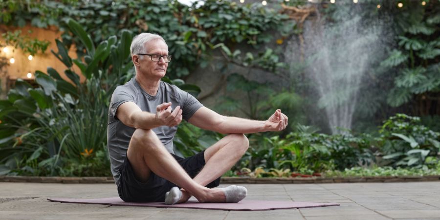 Mann Senior Yoga Meditation Sport