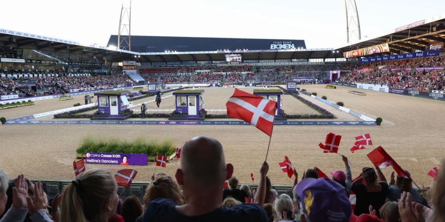 Beim Dressur-Einzel gab es für das deutsche Team nichts zu holen: Dänische Fans schwenken Fahnen beim Auftritt der Dänin Carina Cassøe Krüth.