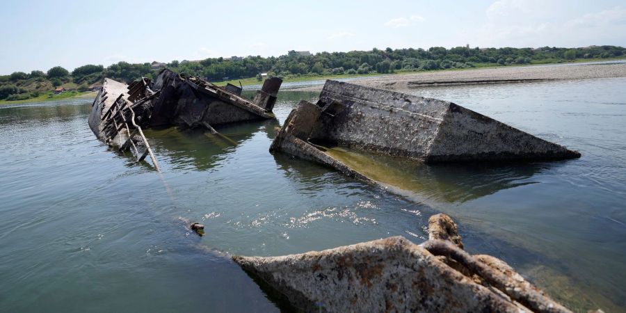 Das Wrack eines deutschen Kriegsschiffs bei niedrigem Wasserstand in der Donau.