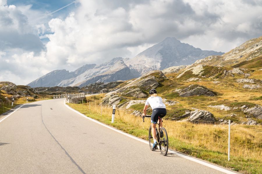 Monika Sattler auf ihrem Velo