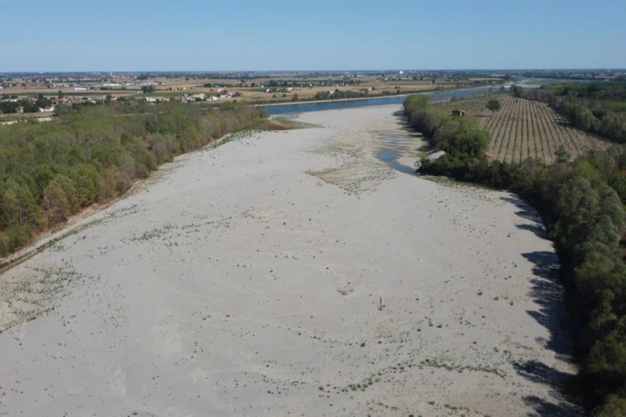 Das ausgetrocknete Flussbett des Po in Sermide, Italien, Donnerstag, 11. August 2022.