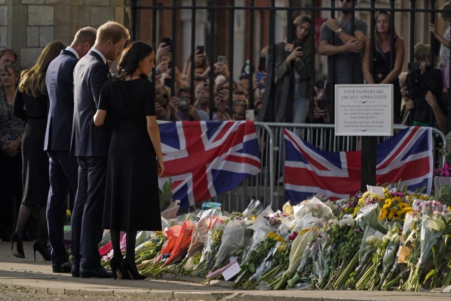 Sie besuchten die Blumen und Trauerbotschaften bei Schloss Windsor.