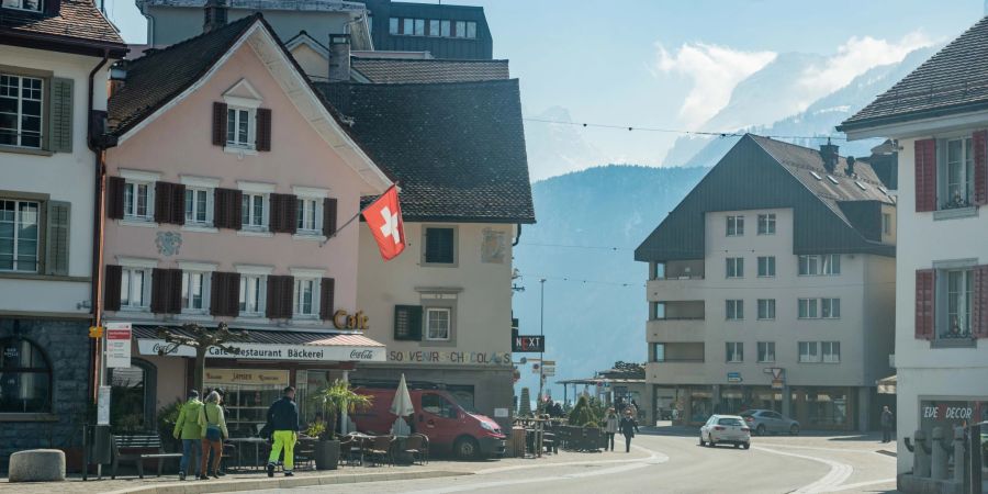 Die Bahnhofstrasse im Zentrum der Gemeinde Ingebohl.