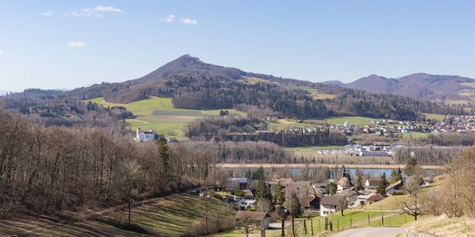 Blick auf die Gemeinde Holderbank (AG) und auf die reformierte Kirche. Ebenfalls im Bild das Schloss Wildenstein am Aarenordufer in Veltheim. Blick auf die Gemeinde Holderbank (AG) und auf die reformierte Kirche. Ebenfalls im Bild das Schloss Wildenstein am Aarenordufer in Veltheim.