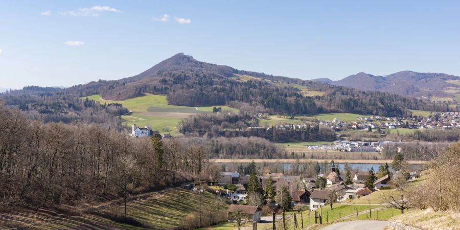 Blick auf die Gemeinde Holderbank (AG) und auf die reformierte Kirche. Ebenfalls im Bild das Schloss Wildenstein am Aarenordufer in Veltheim.