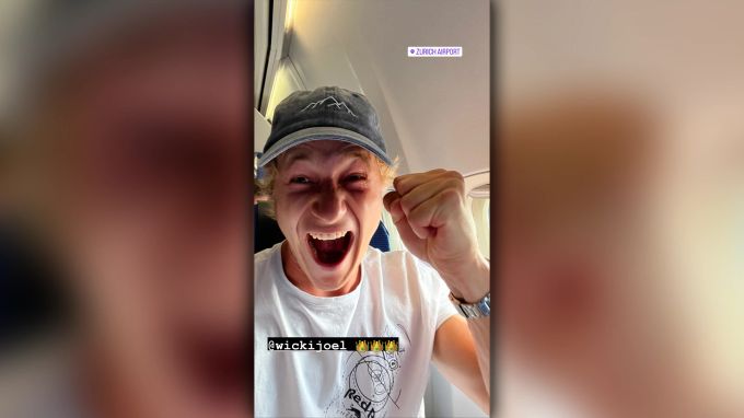 Marco Odermatt gratuliert Schwingerkönig Joel Wicki aus dem Flugzeug nach Südamerika. Marco Odermatt Joel Wicki