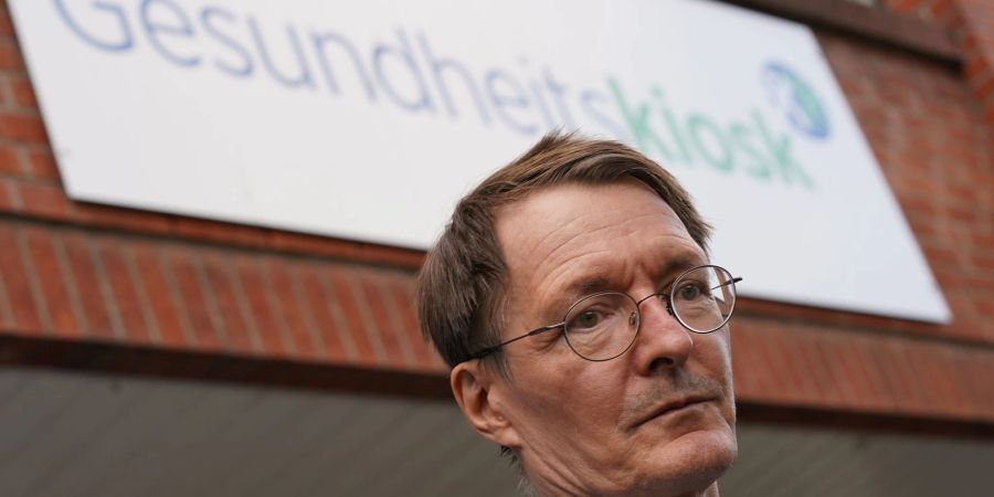 Bundesgesundheitsminister Karl Lauterbach im Hamburger Stadtteil Billstedt.