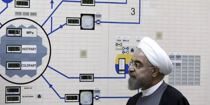 Irans ehemaliger Präsident Hassan Ruhani besucht 2015 das Atomkraftwerk Bushehr. Iran Atomabkommen