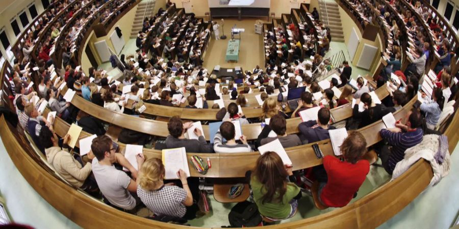 Frauenstreik Prüfung Uni