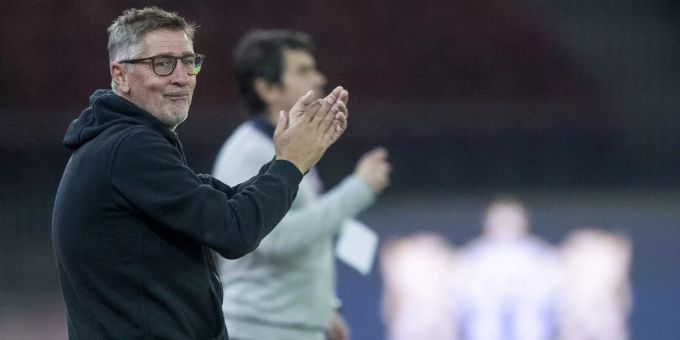 Der Chefcoach der Frauenmannschaft des FCZ, Andy Ladner, beklatscht sein Team. FCZ